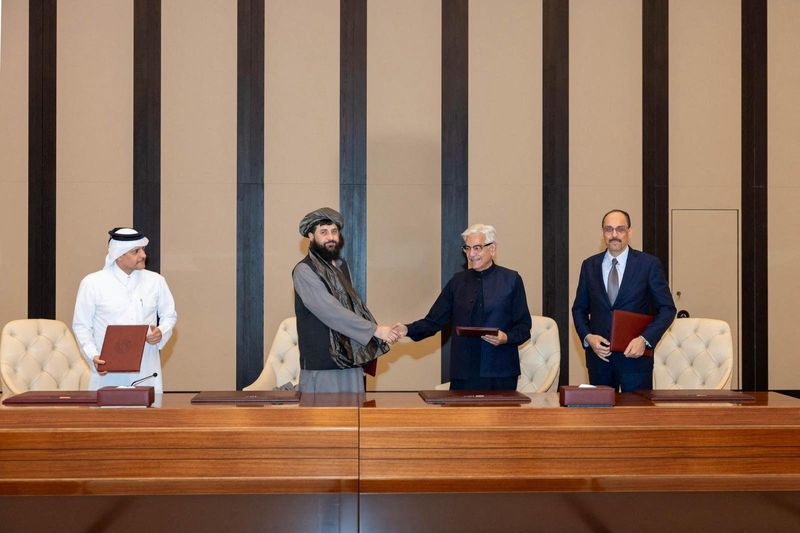 Afghan Defence Minister, Mullah Mohammad Yaqoob Mujahid and Pakistan's Defence Minister, Khawaja Muhammad Asif shake hands, following the signing of a ceasefire agreement, during a negotations meeting mediated by Qatar and Turkey, in Doha, Qatar, October 19, 2025. Qatar Ministry Of Foreign Affairs/Handout via REUTERS