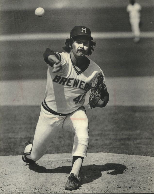 Milwaukee Brewers pitcher Jim Slaton delivers a pitch in 1975.