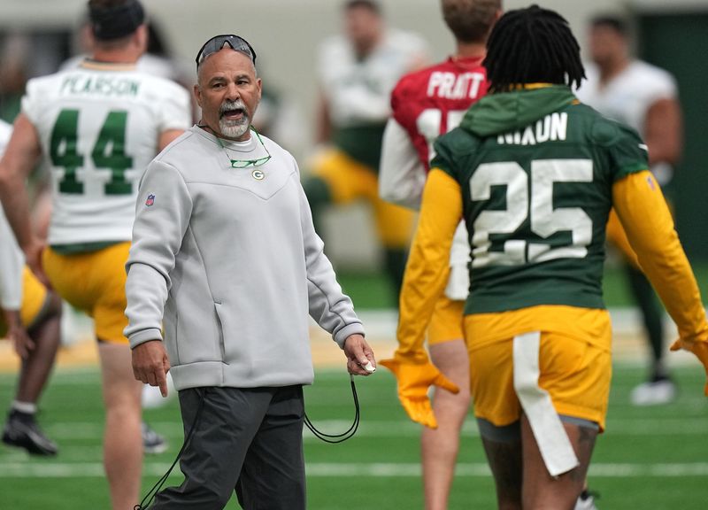 Green Bay Packers special-teams coordinator Rich Bisaccia coaches at OTAs last year.