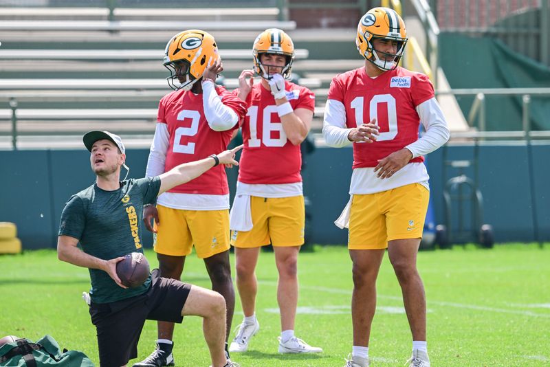 Jun 11, 2025; Green Bay, WI, USA; Green Bay Packers quarterback Malik Willis (2), quarterback Sean Clifford (16) and quarterback Jordan Love (10) participates in the team's minicamp at Ray Nitschke Field. Mandatory Credit: Benny Sieu-Imagn Images
