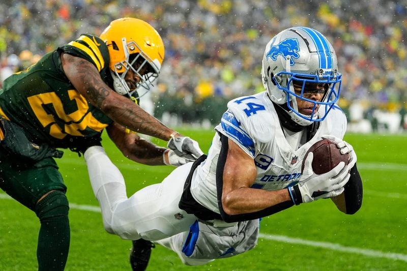Detroit Lions wide receiver Amon-Ra St. Brown (14) makes a catch for a touchdown against Green Bay Packers cornerback Keisean Nixon (25) during the first half at Lambeau Field on Nov. 3, 2024.