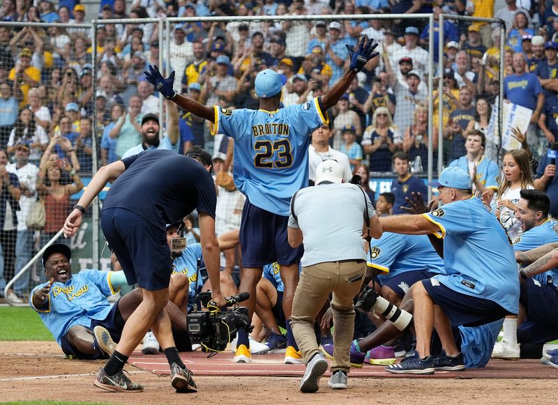 Brewers player Keon Broxton (23) beats former Brewers player Corey Hart (1) during the 25 season Alumni Home Run Derby on Friday July 25, 2025 at American Family Field in Milwaukee, WI.