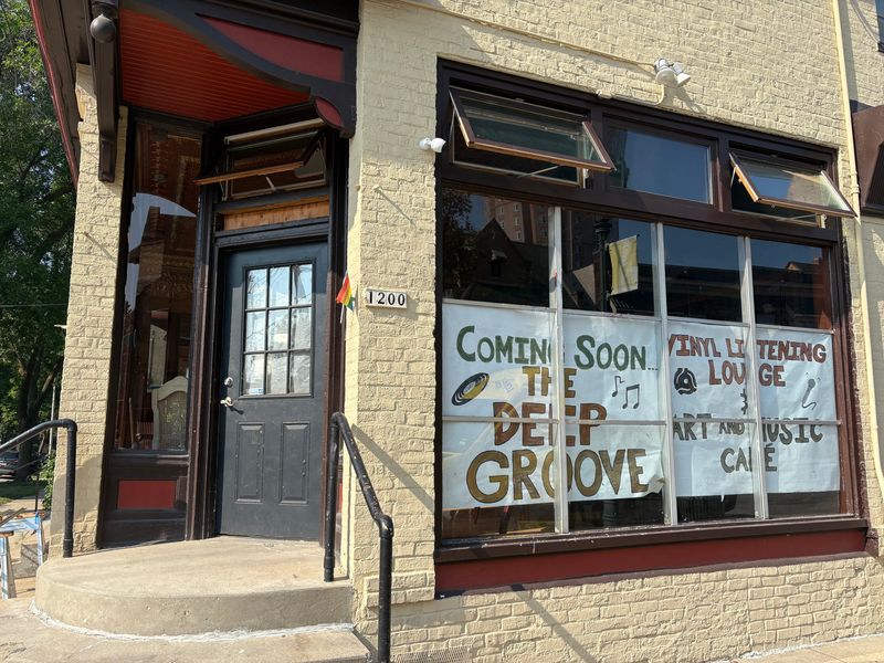 The Deep Groove cafe and lounge on Brady Street will feature live music, art, food, and beverages.