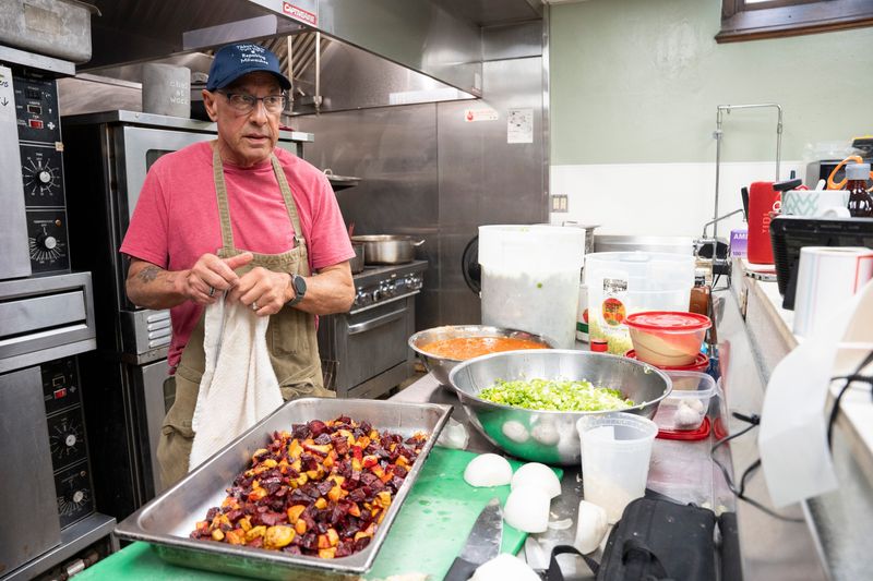 Ric Cabanatuan, Tikkun Ha-Ir’s head chef, assembles a meal at All Peoples Church on Sept. 8, 2025, in Milwaukee, Wisconsin. Volunteers with Tikkun Ha-Ir’s Veggie Chop Shop, including women from the Milwaukee Women’s Correctional Center, prepared produce for roasted beets and vegetarian chili. -Angelica Edwards/ The Milwaukee Journal Sentinel