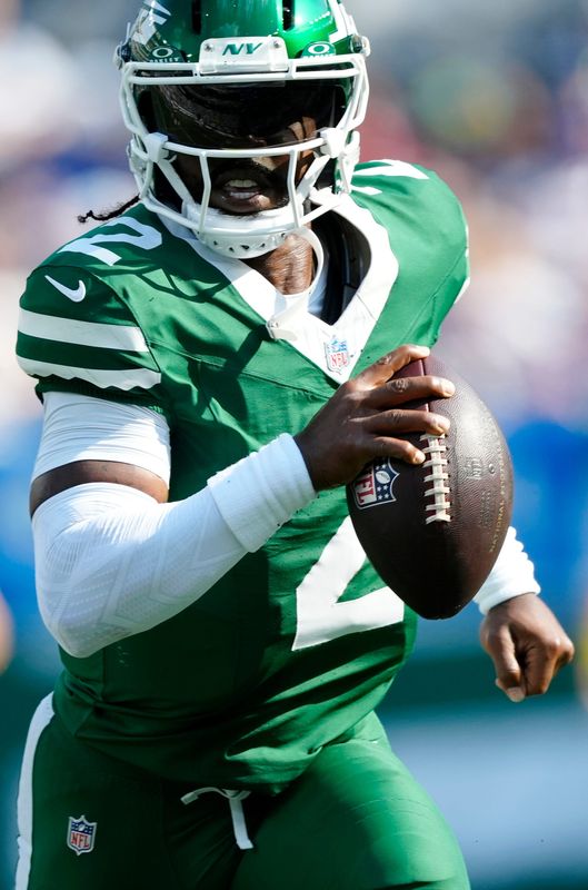 New York Jets quarterback Tyrod Taylor (2) runs with the ball, Sunday, September 14, 2025, in East Rutherford.
