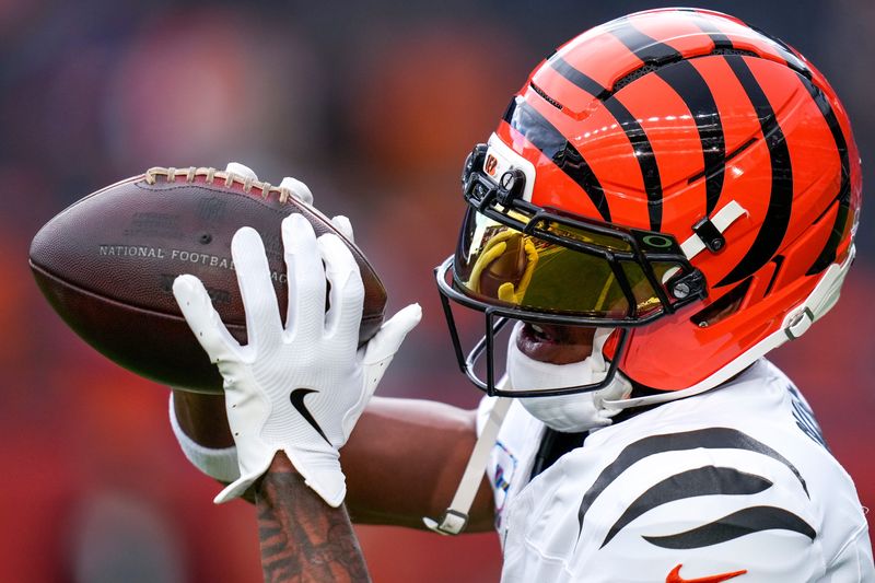 Cincinnati Bengals wide receiver Ja'Marr Chase (1) catches passes in warmups before the first quarter of the NFL Week 4 Monday Night Football game between the Denver Broncos and the Cincinnati Bengals at Empower Field at Mile High in Denver on Monday, Sept. 29, 2025.