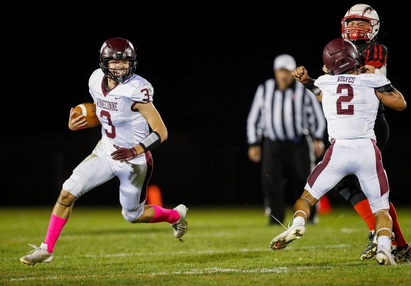 Winneconne High School's Brody Schaffer (3) runs the ball against Seymour High School on Friday, October 17, 2025, at Seymour High School in Seymour, Wis. Winneconne won the game, 29-12, to finish the regular season undefeated and clinch the outright Bay Conference title.
Tork Mason/USA TODAY NETWORK-Wisconsin