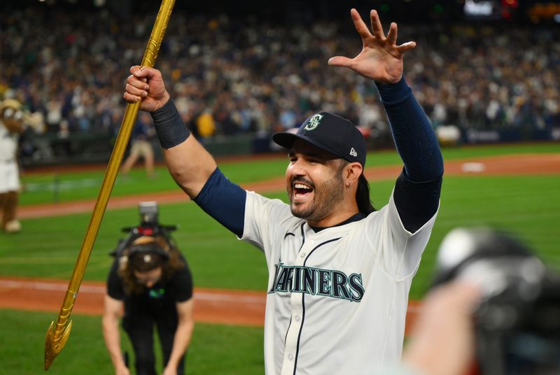 Eugenio Suarez celebrates after the Mariners' Game 5 win.