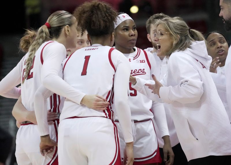 Wisconsin head coach Robin Pingeton talks to her team during overtime in their game Sunday, January 18, 2026 at the Kohl Center in Madison, Wisconsin. Wisconsin beat Oregon 94-92 in double overtime.