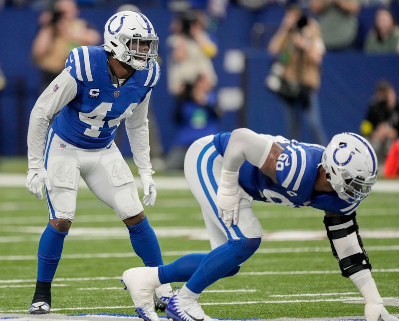 Indianapolis Colts linebacker Zaire Franklin (44) lines up on the line of scrimmage Sunday, Jan. 8, 2023, during a game against the Houston Texans at Lucas Oil Stadium in Indianapolis.