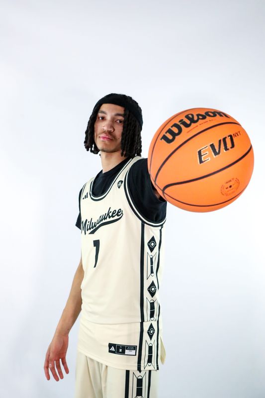 Beloit Memorial standout Amare Hereford signed to play for coach Bart Lundy at UW-Milwaukee.