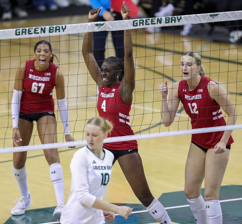 Florida transfer Jaela Auguste (4) was outstanding in spring play, and sophomore Natalie Wardlow (12) is another threat at middle blocker for Wisconsin.