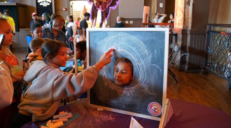 More than a showcase, this event offers art activities, carnival games, giveaways and refreshments for attendees.