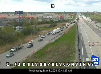 A photo shows a northbound closure of I-41 at Wisconsin Avenue in Grand Chute.