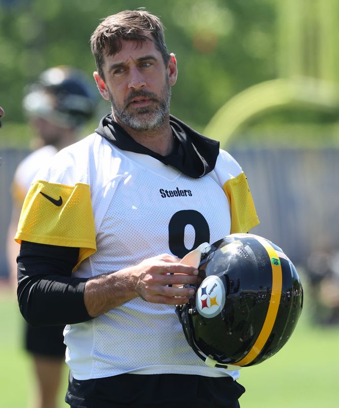 May 28, 2026; Pittsburgh, PA, USA; Pittsburgh Steelers quarterback Aaron Rodgers (8) participates in OTA drills at the UPMC Rooney Sports Complex. Mandatory Credit: Charles LeClaire-Imagn Images