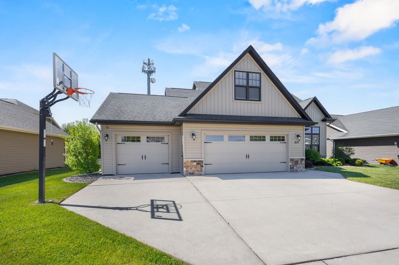Former Green Bay Packers lineman Rasheed Walker listed his house at 631 Pebblestone Circle in Hobart.