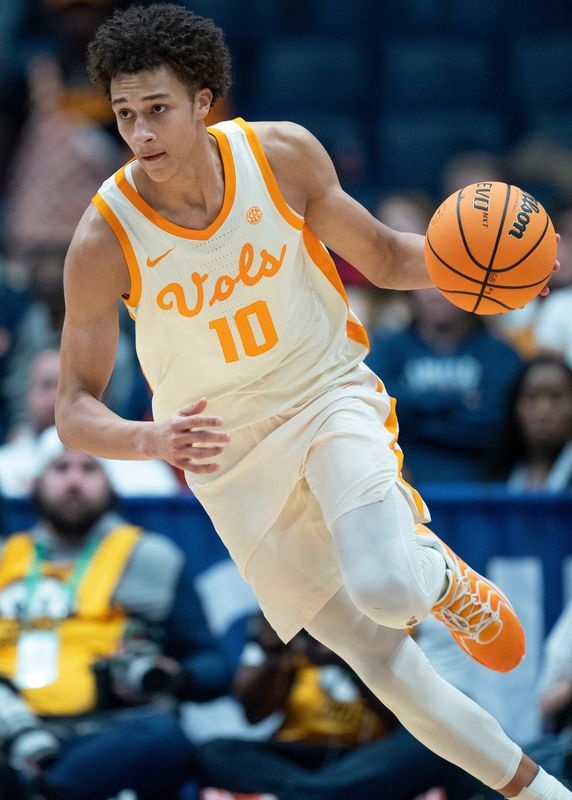 Tennessee forward Nate Ament (10) leads a fast break against Auburn during their Day 2 2026 SEC Menâ€™s Basketball Tournament game at Bridgestone Arena in Nashville, Tenn., Thursday, March 12, 2026.