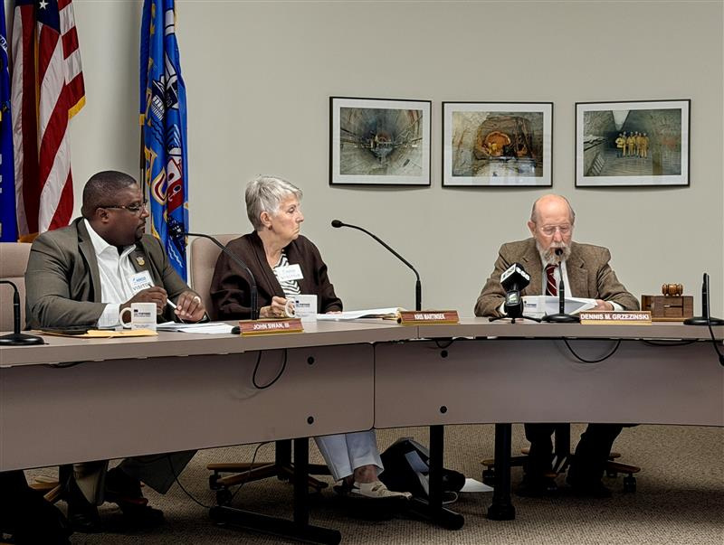 Dennis Grzezinski, former MMSD commissioner, announces that the ad hoc committee unanimously recommends Jacobs Solutions, over current wastewater operator Veolia North America.